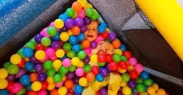 网红海洋球,海洋球玩得很开心