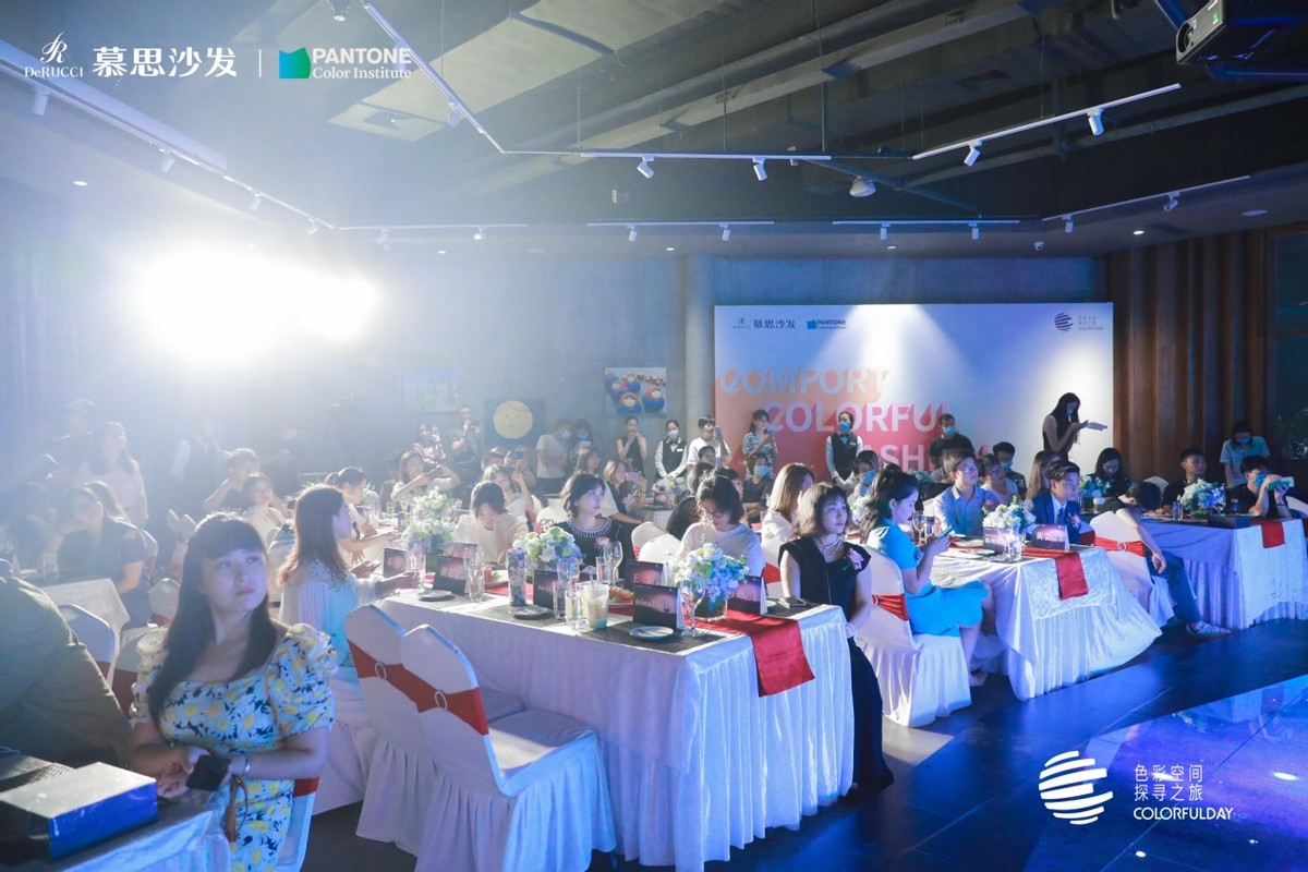 臻彩倾城|慕思沙发携手Pantone玩转跨界