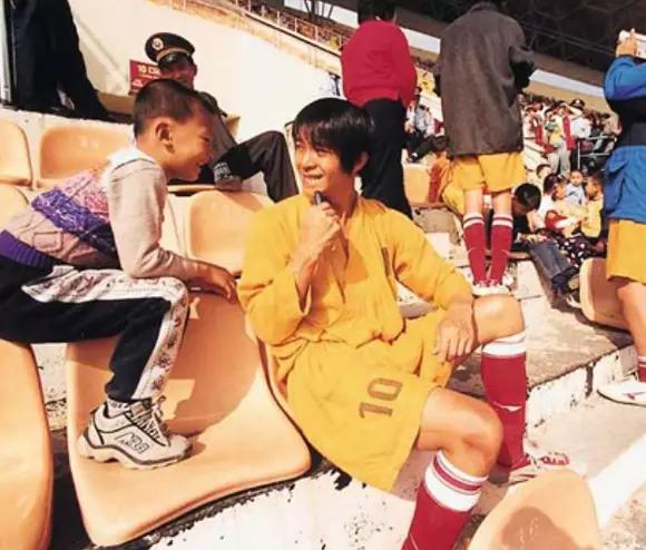 少林足球周星驰坐在垃圾堆旁,少林足球映照现实