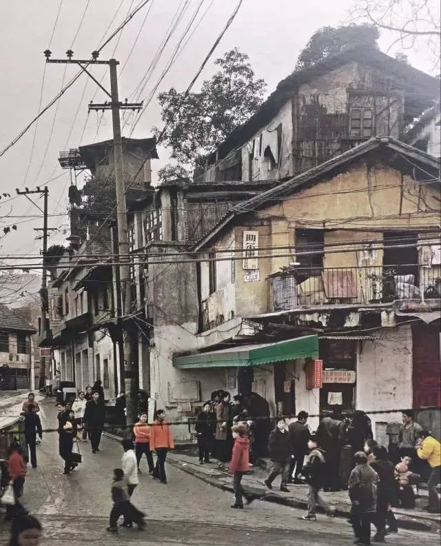 故城时光丨售票员喊着“俱乐部到了,下车咯