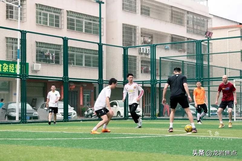 林丹脚踢球,林丹回到球场赢了