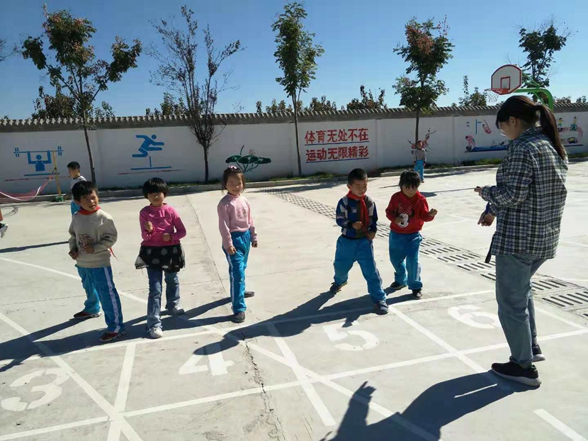 记梅家坪镇新安小学“一校一品”体育特色活动