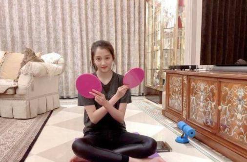 欧阳娜娜关晓彤同款马丁靴,欧阳娜娜穿潮鞋