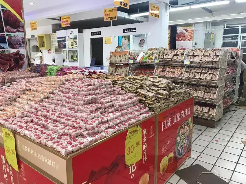 中秋未到，月饼先到，蒙自月饼大量上市，有698、36、24元不等...