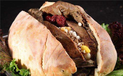 老外嘲笑中国人穷得吃“土”，敲开后尝了一口，直呼：真香