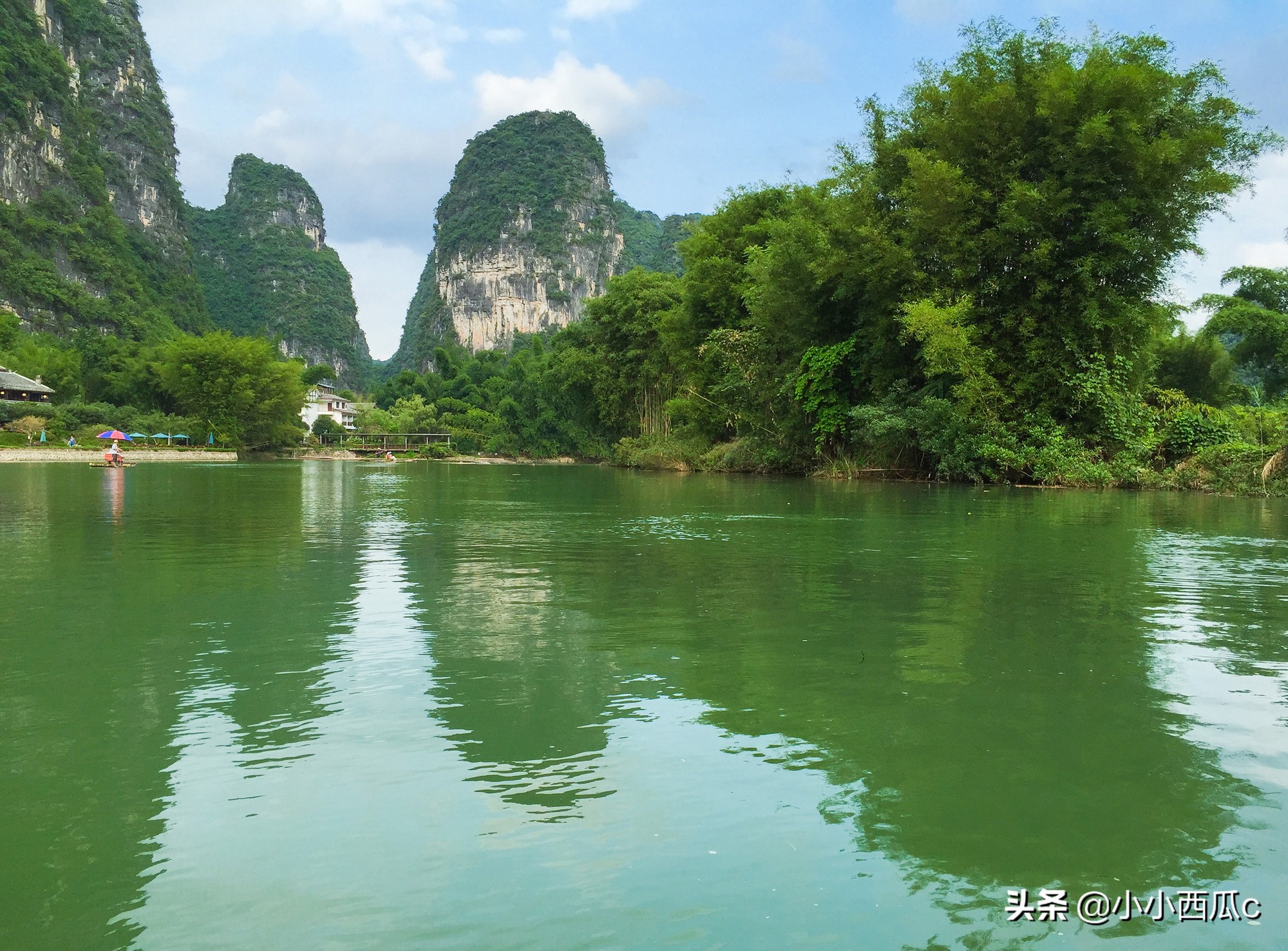 来广西阳朔旅游，一定要体验遇龙河人工竹筏漂流，这样才不枉此行