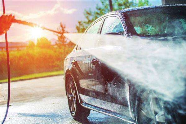 怎么自己洗车才能不会伤车漆,如何正确的洗车不伤到车漆