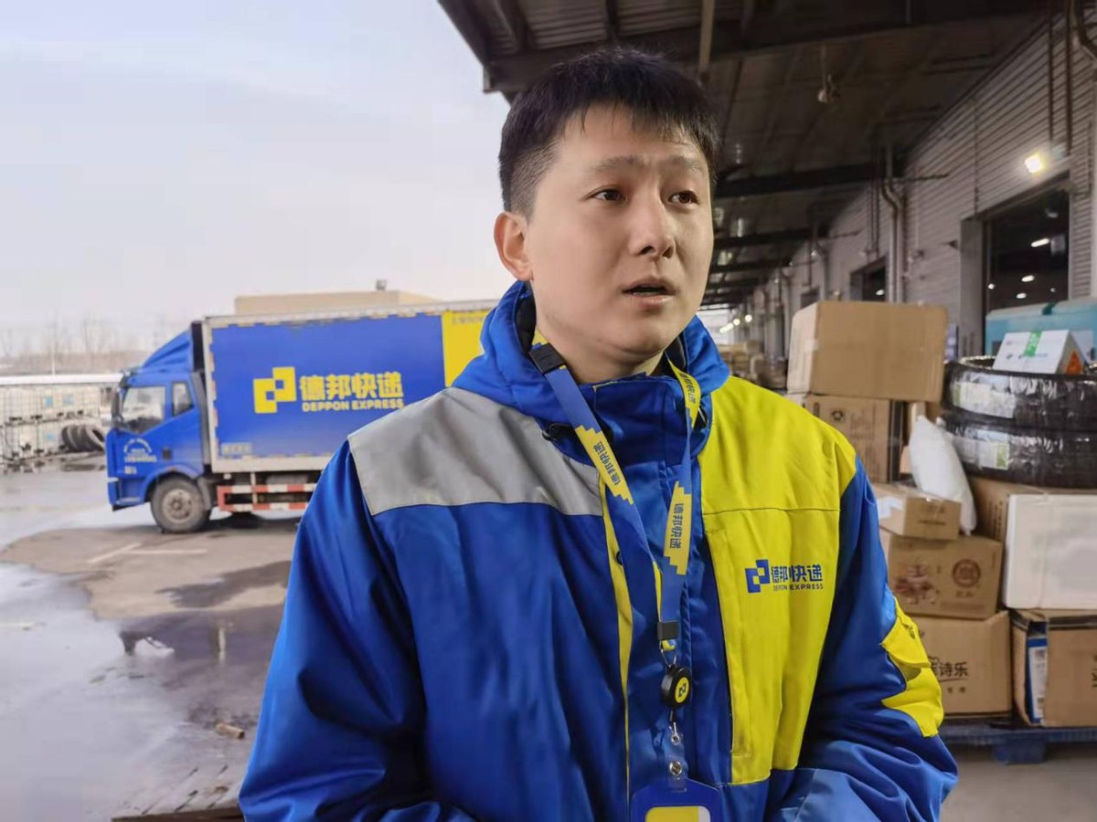 快递分拨中心双十一视频,双11快递分拣视频热火朝天