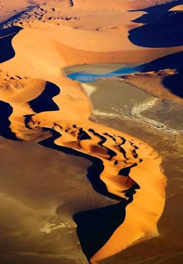 一半是沙漠一半是大海的地方,一半海水一半沙漠的地方