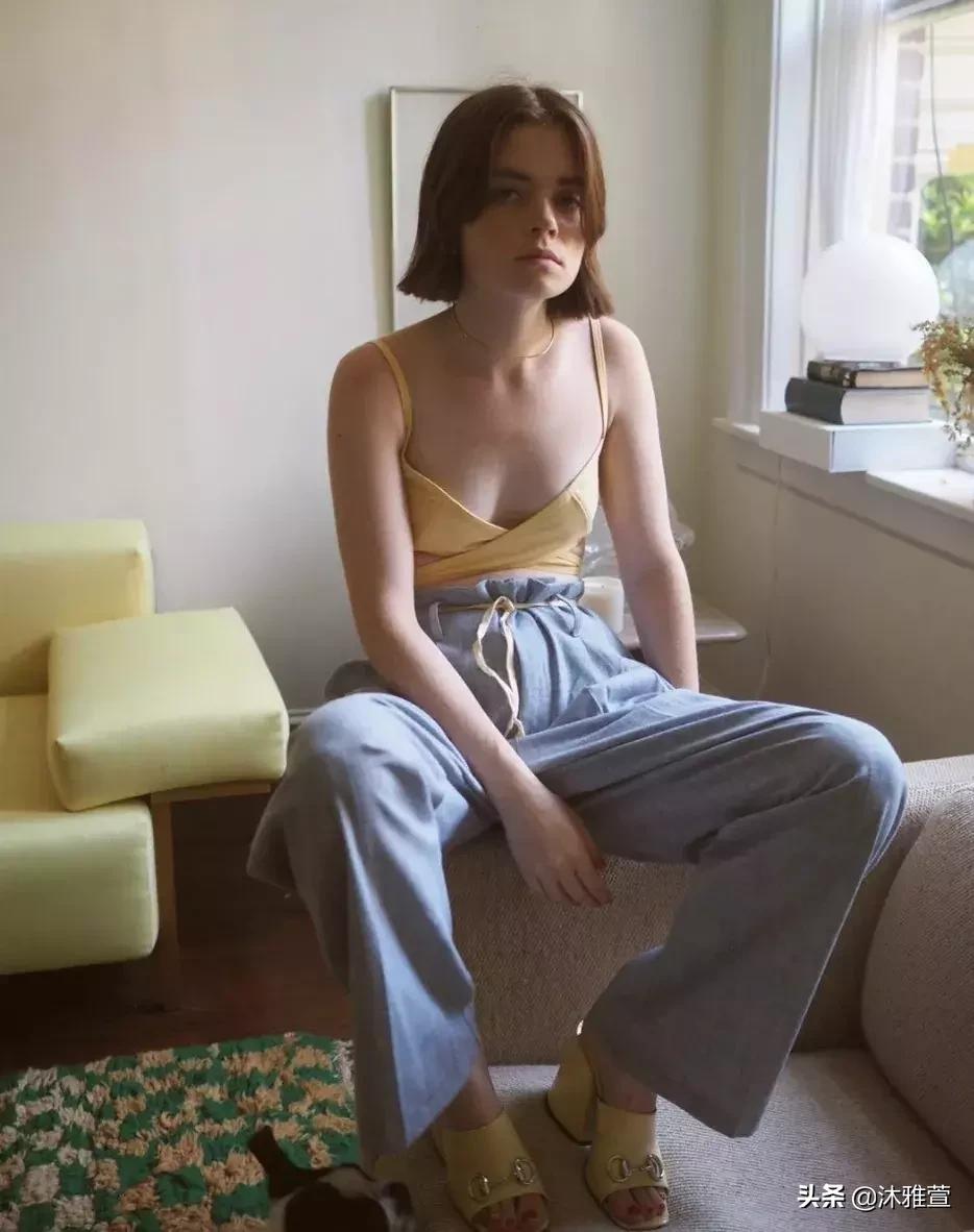 显瘦吊带直筒裤,你穿露肩吊带的样子