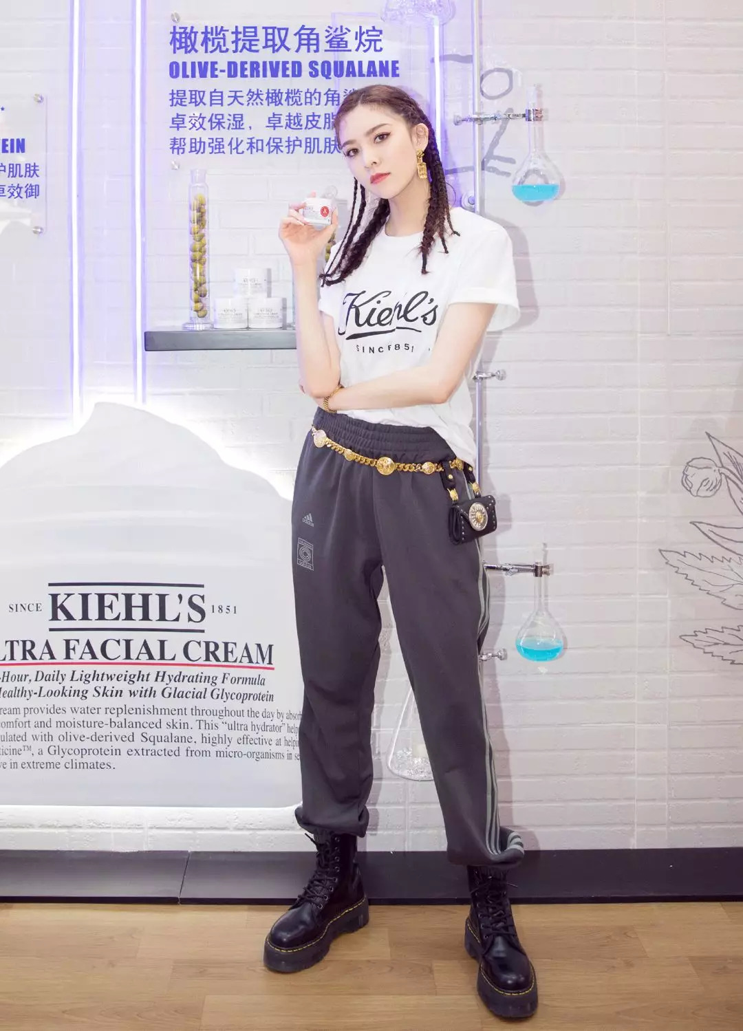 一点也不热，酷妹的马丁靴里都有空调