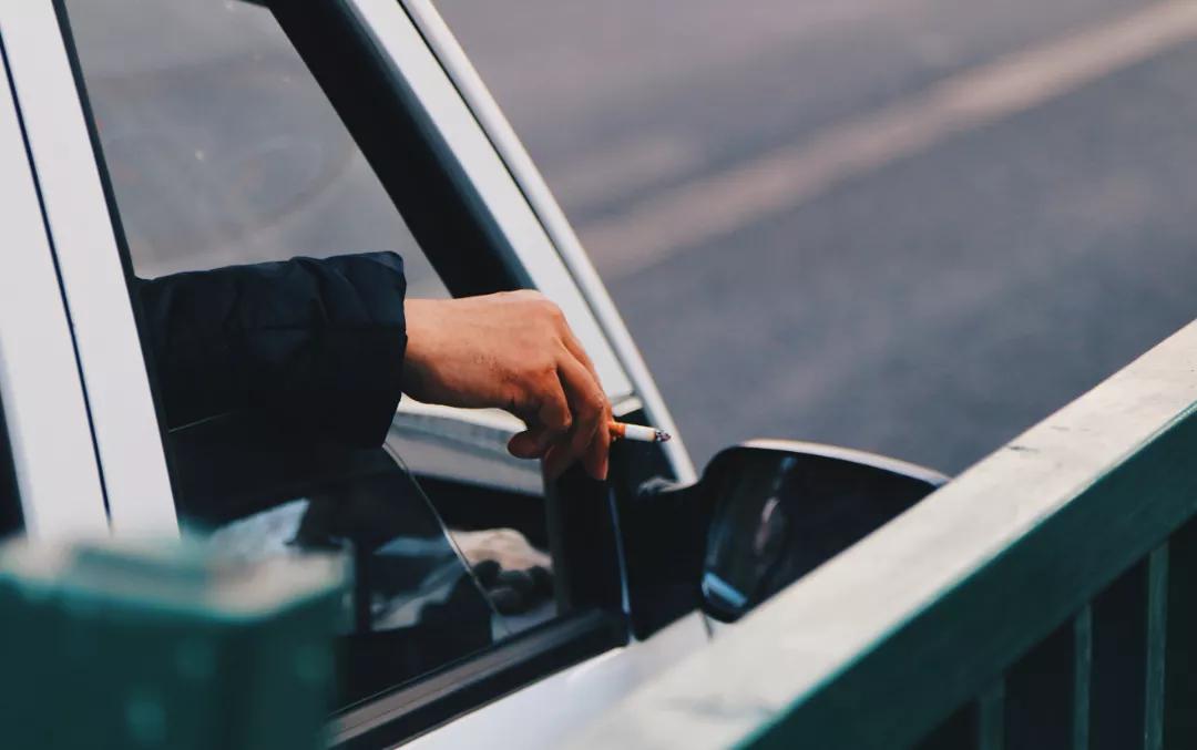 行驶中抽烟记1分罚200元,开车抽烟罚款300扣2分