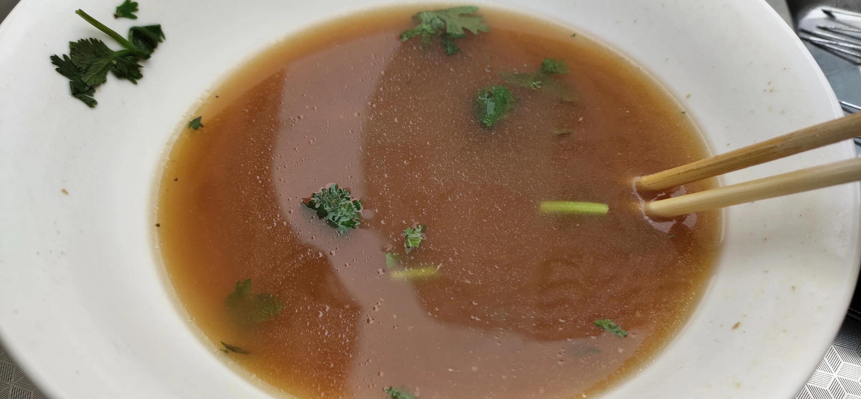 青岛黄汤拉面飘着绿色的油沫,青岛黄汤拉面