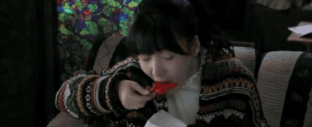 一个低胸性感女王,私底下想活得更严肃和朴素