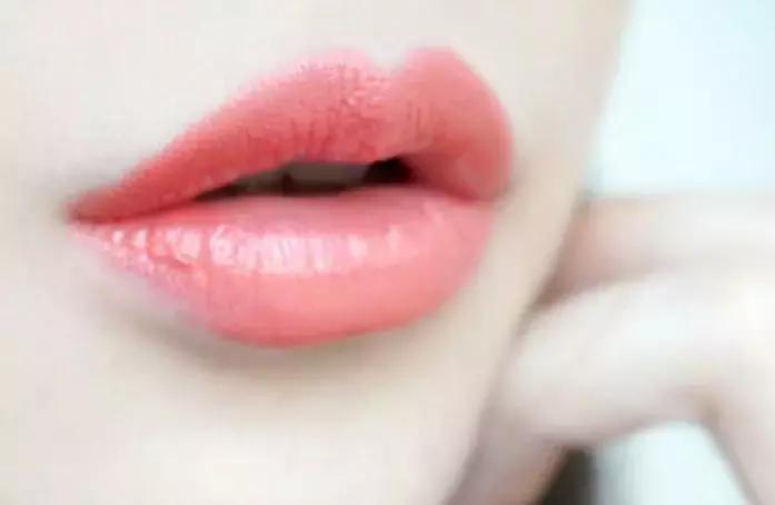 职场口红色推荐显白潮色,比较适合上班涂比较淡的口红