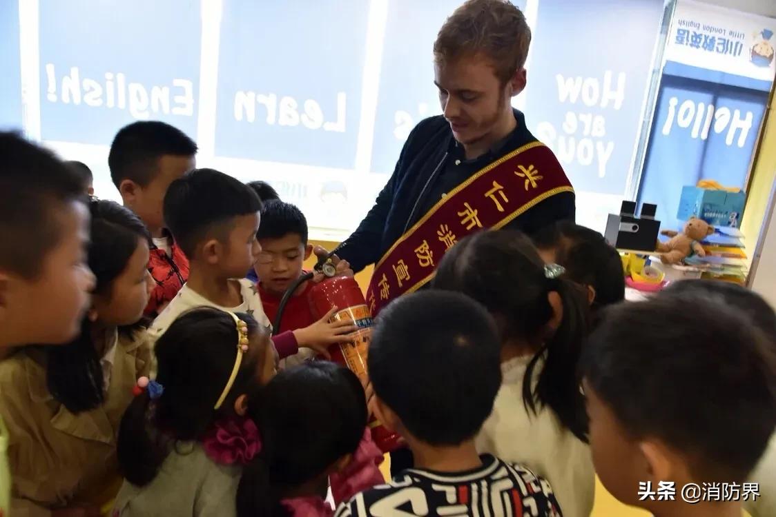 「消防动态」英国老师杰森指导贵州儿童学消防过节受欢迎