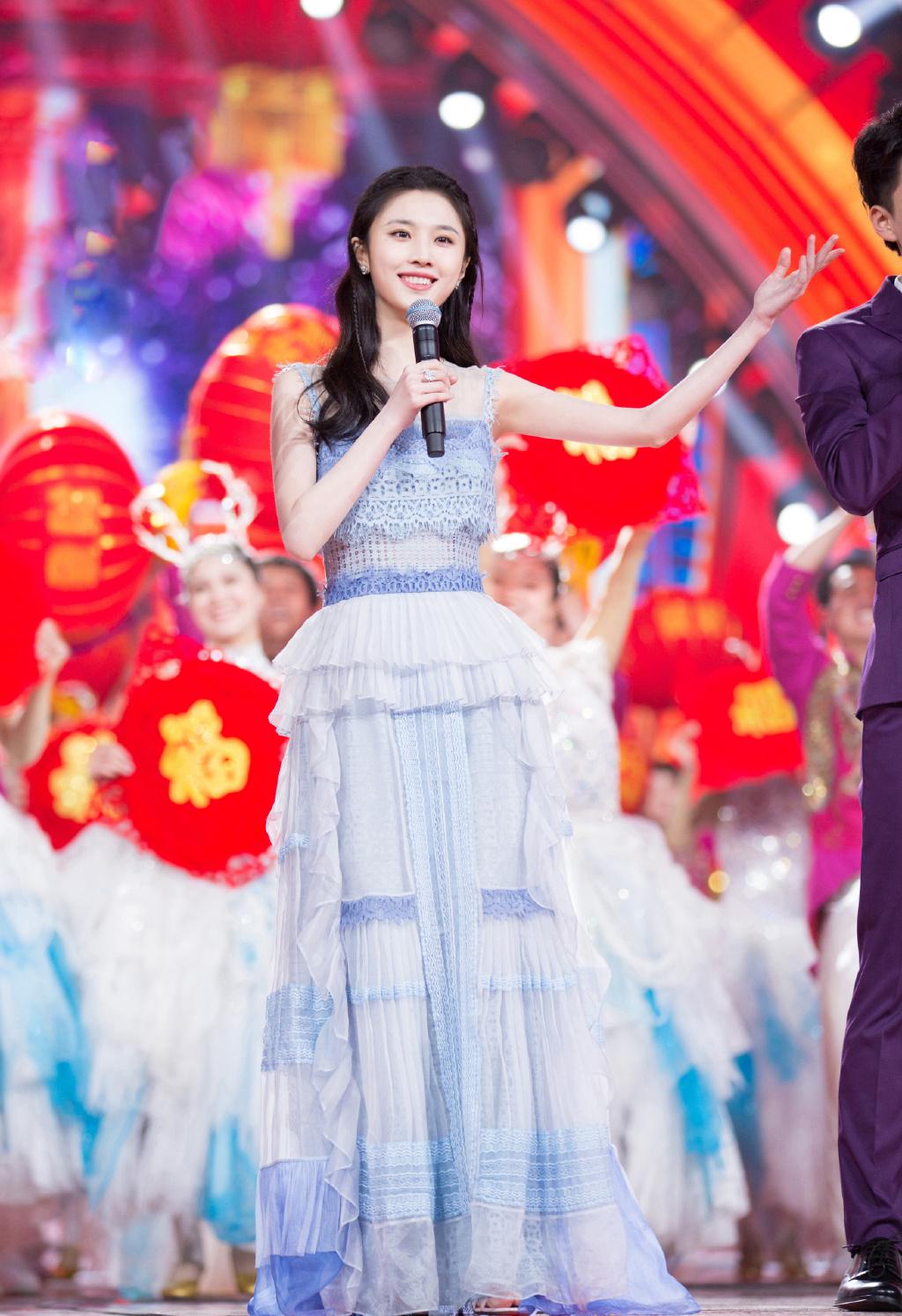 张慧雯穿白色长裙出席发布会,张慧雯穿吊带裙出席活动