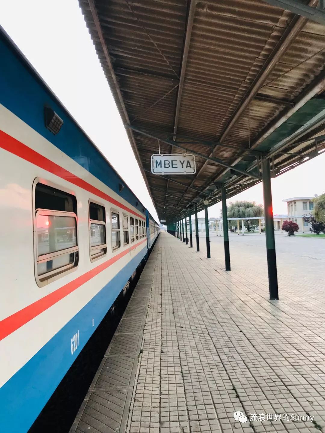 流浪非洲，乘坐中国援建火车去赞比亚，满满的亲切