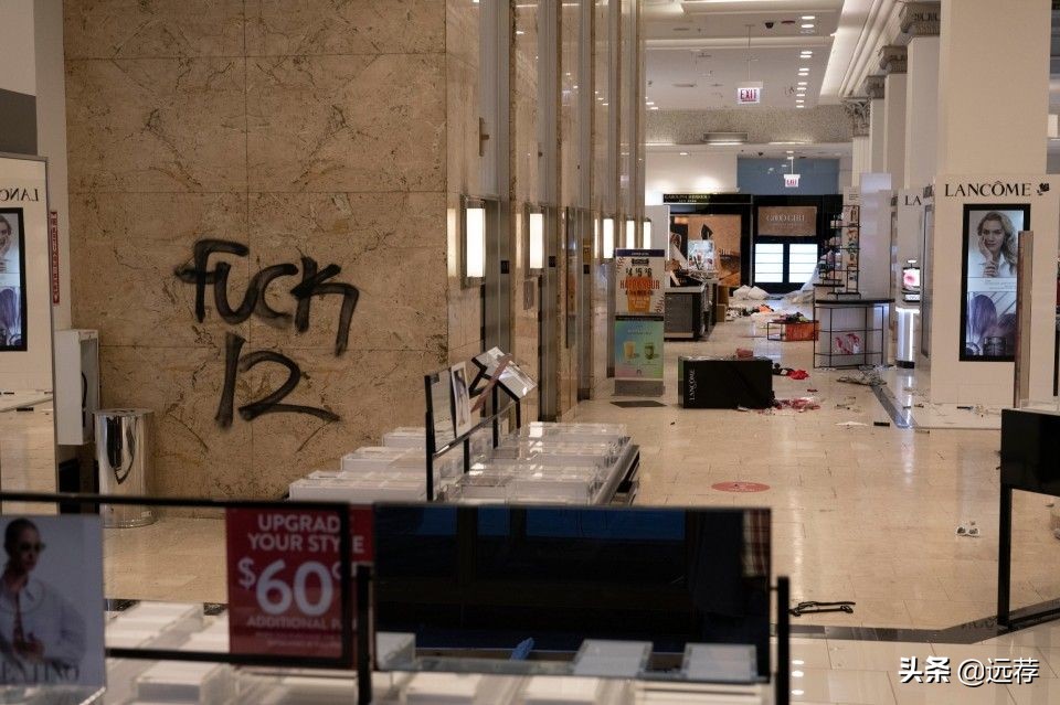 美国一家耐克店一分钟内被抢光！黑人妇女抱着抢来的鞋欢呼