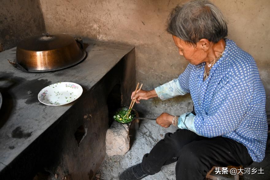 农村夫妻大锅做菜,农村大娘炒辣子鸡
