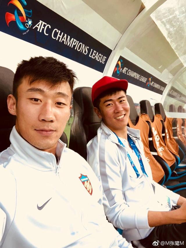 足球队的守门员张鹭,门将张鹭照片