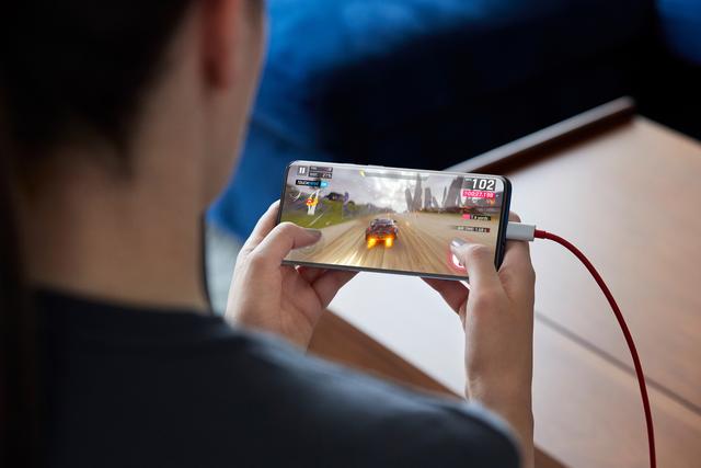 高端机型均三星AMOLED屏幕，行业色准顶级水平甩京东方、维诺信