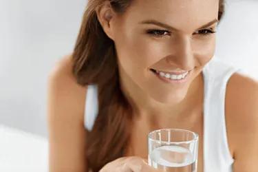 皮肤长痘是缺水引起的么,皮肤干燥缺水长斑用什么护肤品