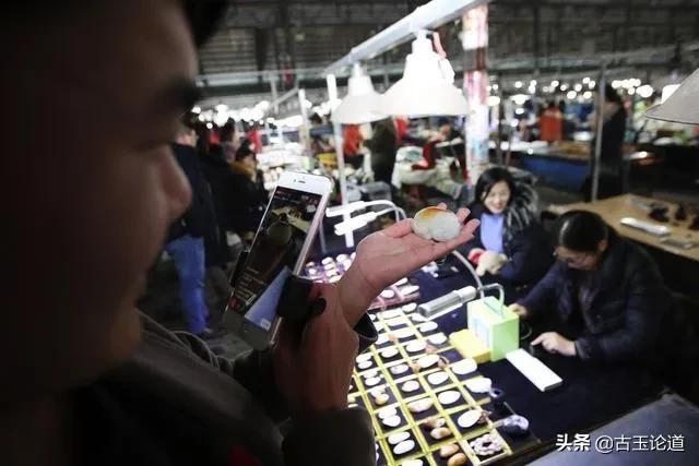 揭秘直播间卖假酒骗局,直播买玉的正确方式