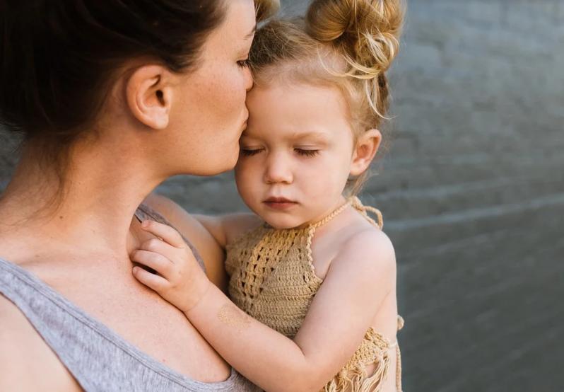 还在相信“寒从脚起”?别全信,除这5种情况外,宝宝可以光脚跑