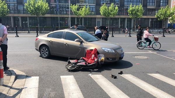 开车把逆行的电动车撞了怎么定责,电动车逆行导致对方摔伤怎么处理