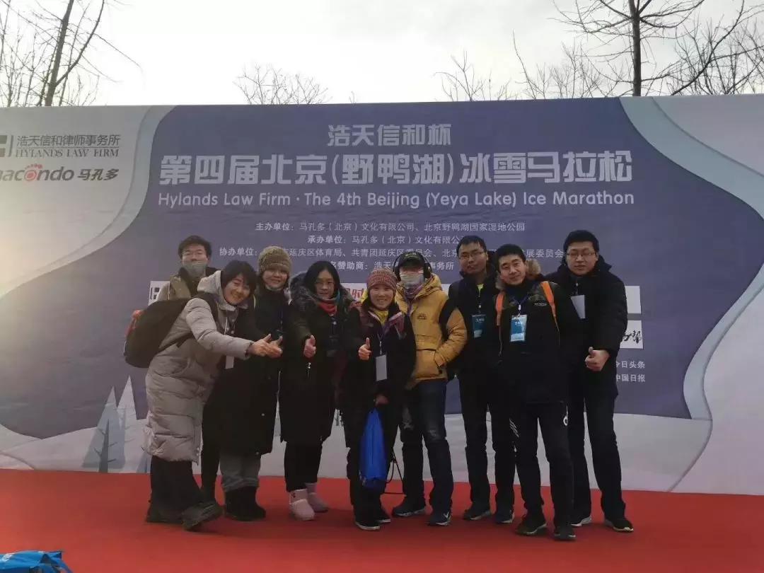 在寒冷中跑步,在马拉松当志愿者