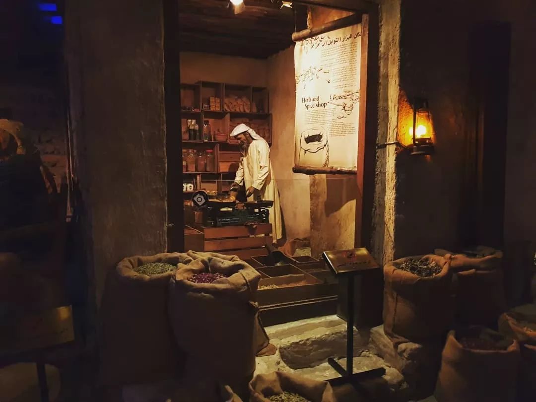 迪拜街头捡到一辆豪车,迪拜豪车坟场里的废弃豪车