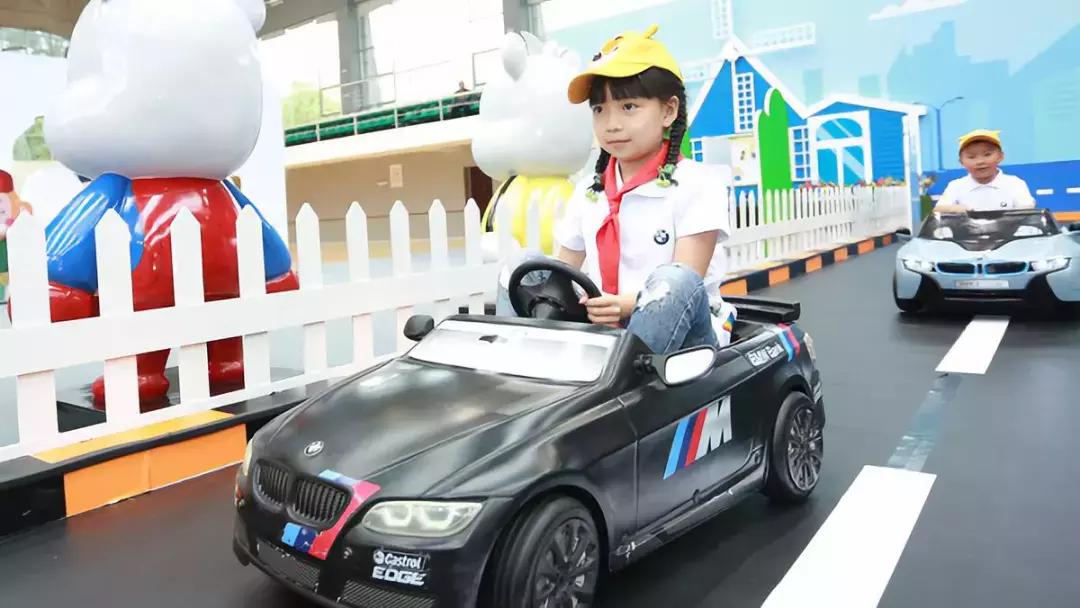 世上只有妈妈好有宝马宝悦呵护的孩子像个宝