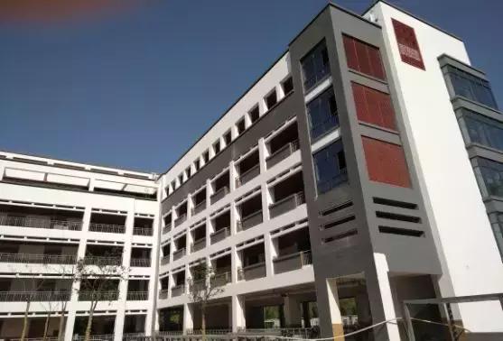 带屋顶的足球场,有屋顶的室内足球场