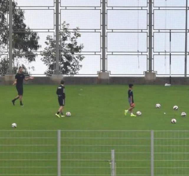 c罗搬球门,c罗与迷你罗在球场踢球热爆球迷