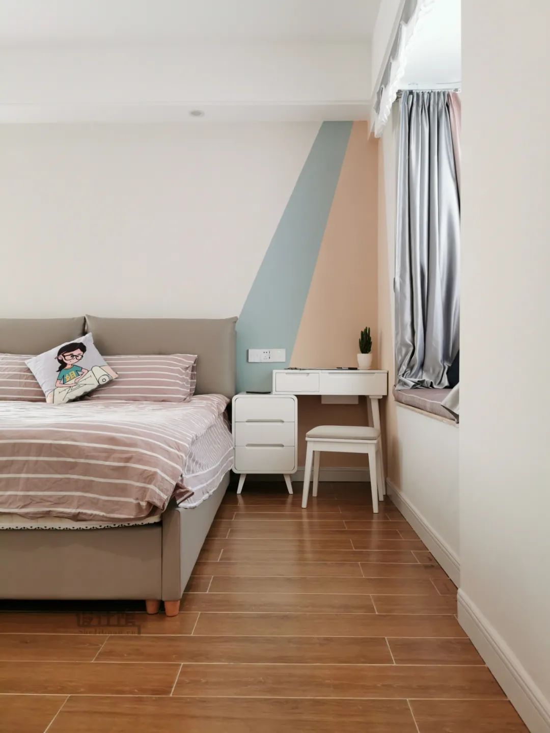 床在中间怎样布置自己的房间,房间床位怎么布置