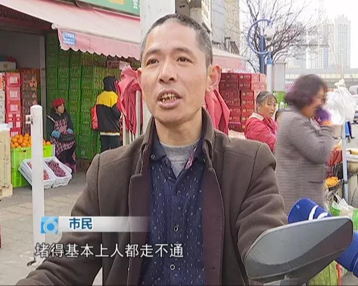 水果批发市场内堵车怎么解决,人多车多路上堵