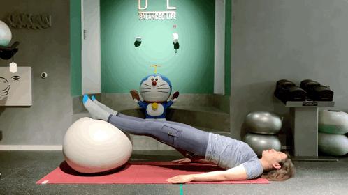 瑜伽球训练腿部肌肉的十大动作,核心训练瑜伽球5个动作