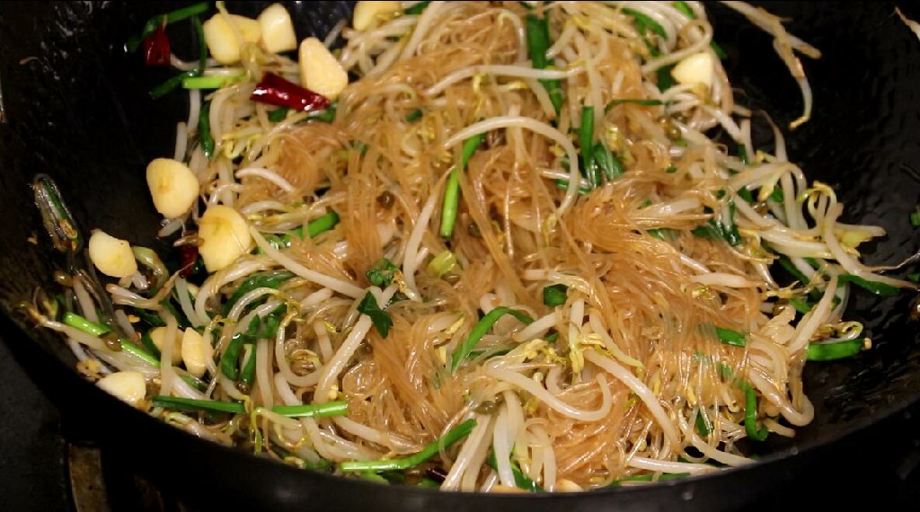 为什么炒粉丝会湿哒哒的,为什么炒粉丝会粘在一起