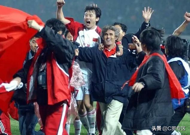 白岩松回应央视批评男篮,对米卢忘恩负义的评价