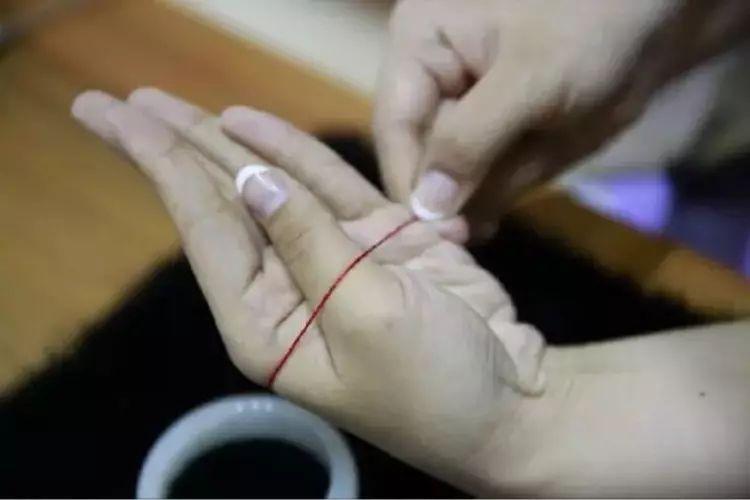 不小心打碎玉镯子24万什么连续剧,把戴了十几年的手镯打碎会不好吗