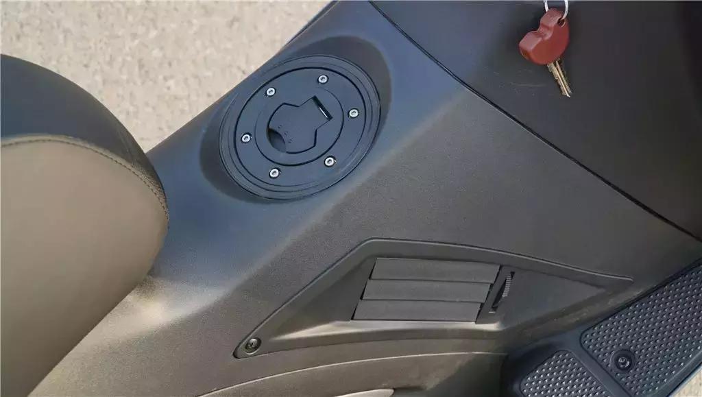 鍜宻rmax300鍚岀骇鐨勮溅,srmax300楠戣鎰熷彈