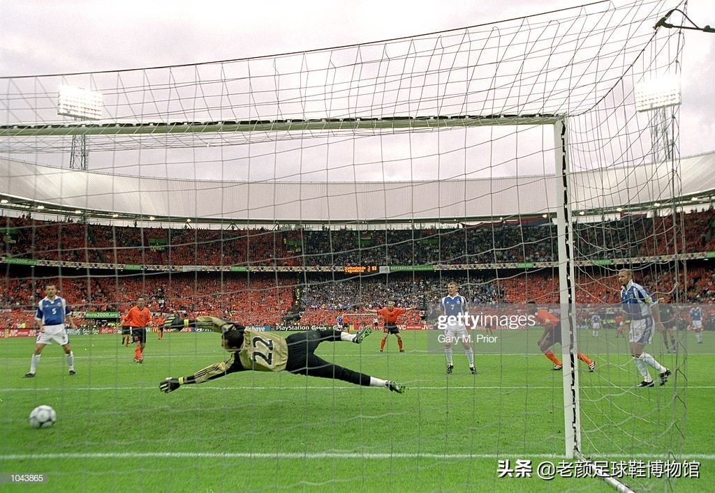 踢翻米兰王朝的贾府少年，身背“杀人犯、强奸犯”恶名的荷兰锋霸