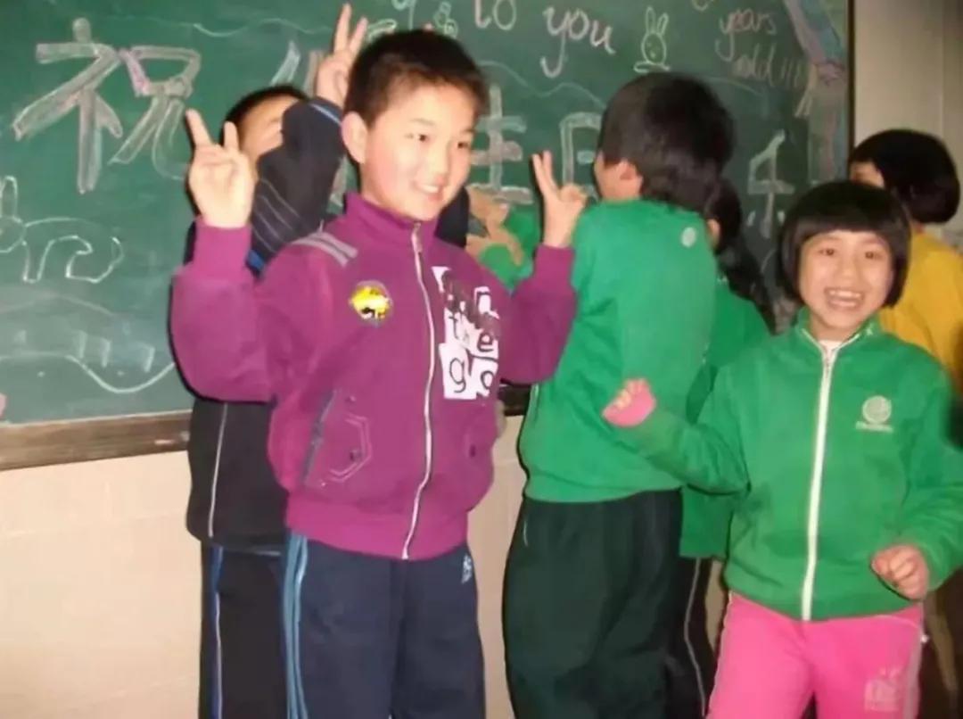 他花5000万，送24个贫寒孩子，去北京最好的学校，10年后结局扎心