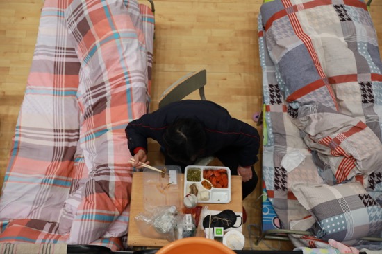 方舱里高三学生多了无数个“班主任”，吃得太健康，怀念垃圾食品