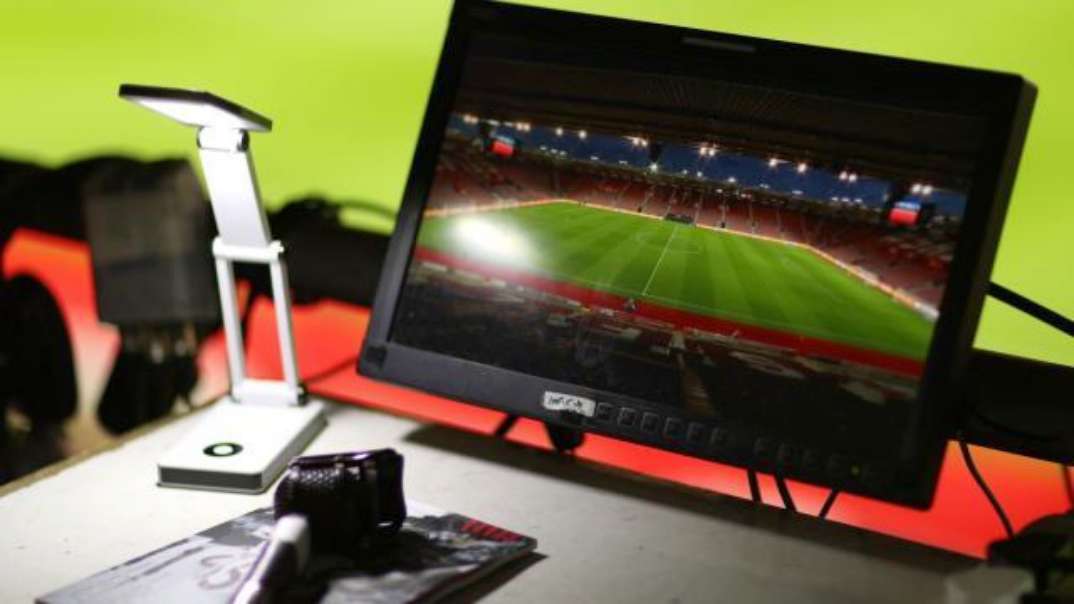 足球种族歧视经典解说,足球解说意难平