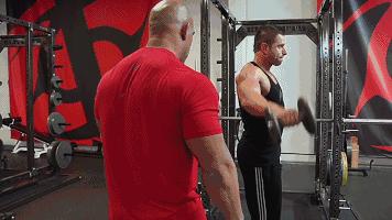 肩不够宽怎么样穿衣服,肩部训练可以改善高低肩