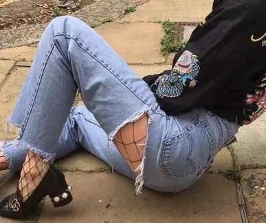 破洞牛仔裤居然被妈妈缝起来了,妈妈把破洞牛仔裤补好了