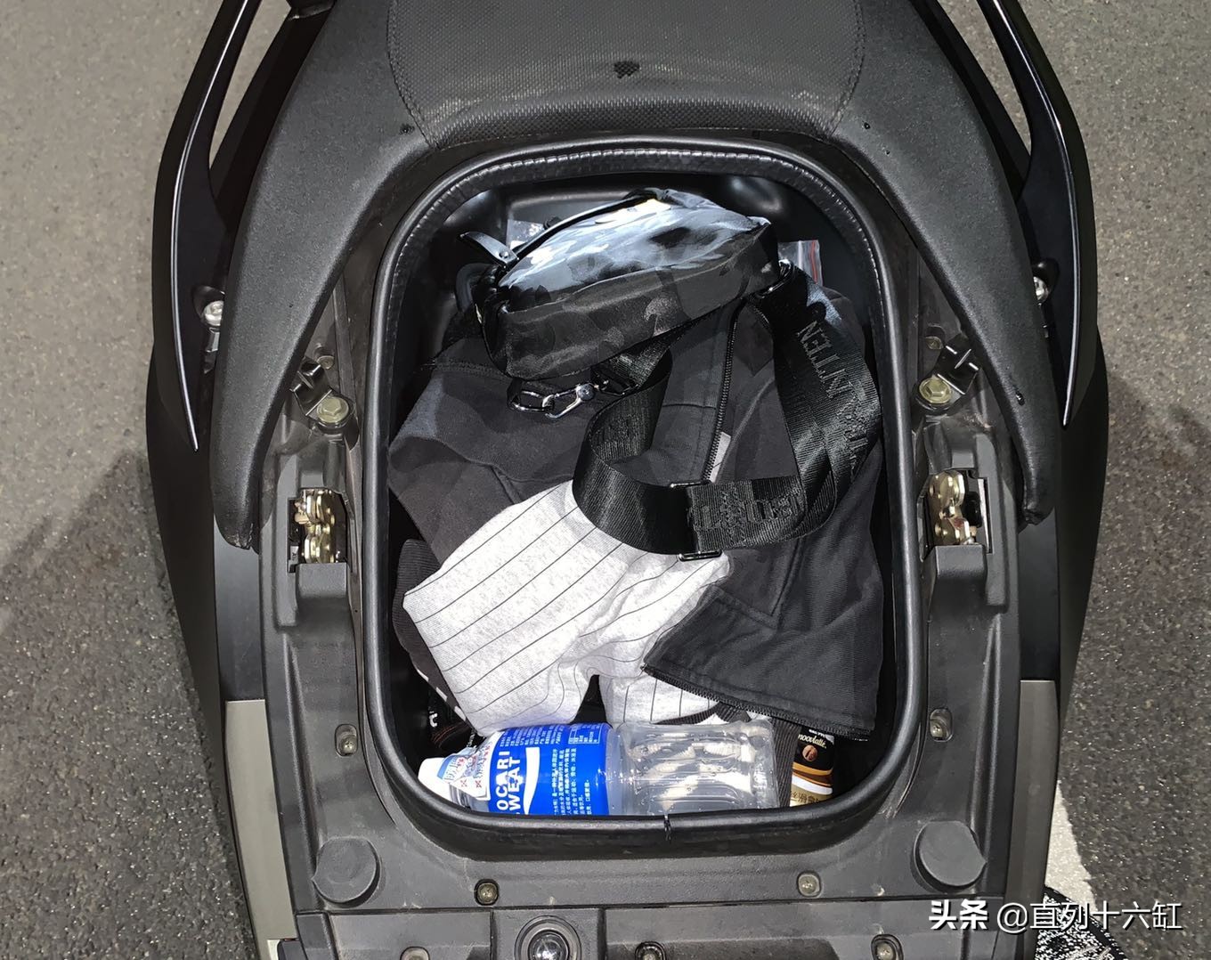 多花1.2万多100公里纯电续航划算吗,光阳进口赛艇s400国外测试