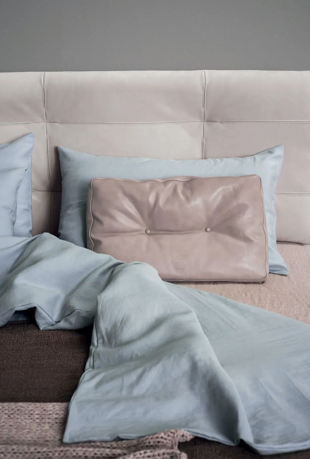 卧室床柜一体效果图,现代简约卧室家具全套